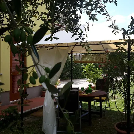 With Garden Near The Sea Apartman *