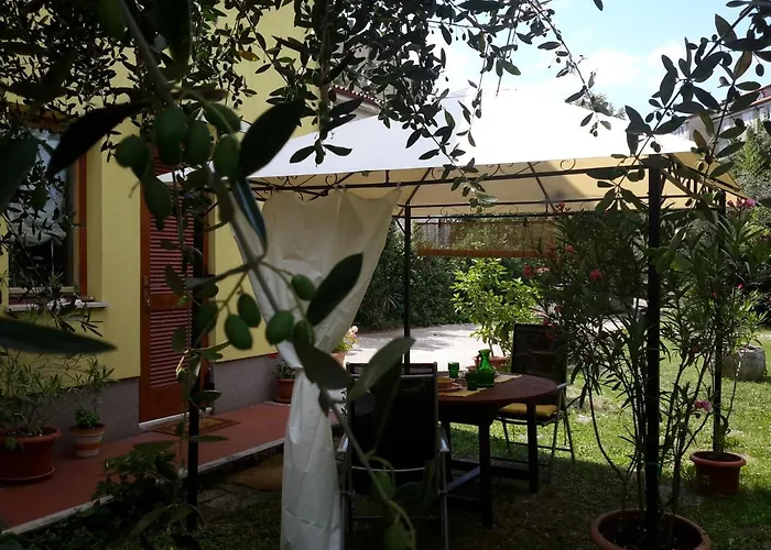 With Garden Near The Sea Διαμέρισμα *